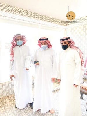 جمعية واحة الوفاء لمساندة كبار السن تزور دار الرعاية الاجتماعية وتسلم بطاقات وفاء لجميع النزلاء